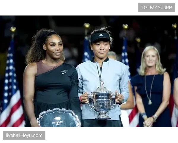 娜奥米·大阪推着超市菜车，随手一放的包是我三年工资